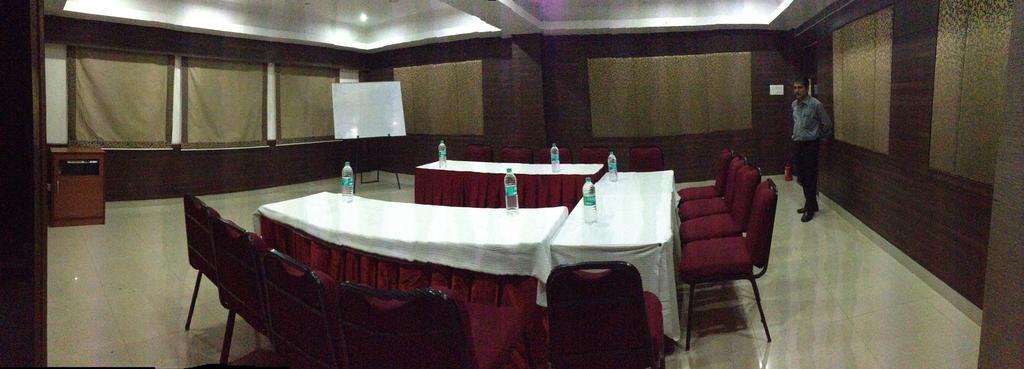 Hotel Thulashi Park Madras Buitenkant foto